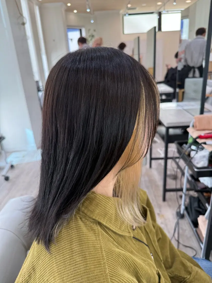 セミロング カラー ヘアカラー クロギ リョウのヘアスタイル