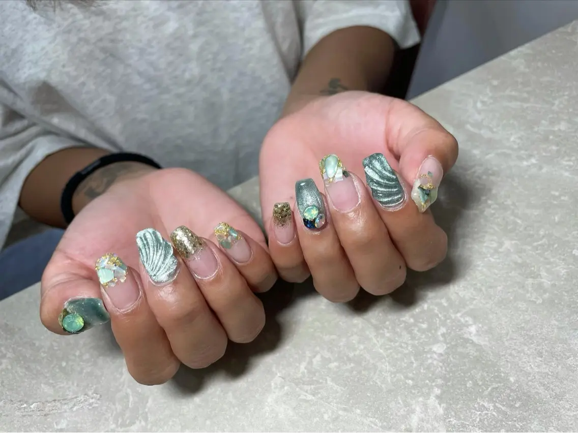 ネイル LAVISH 大和店 emi・:*+のネイルデザイン