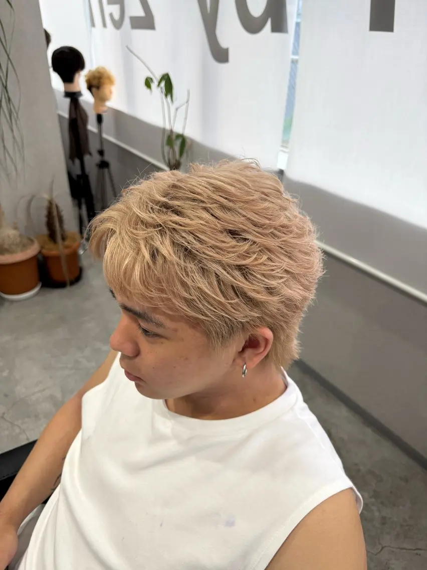ショート カラー メンズ メンズハイトーン ベージュカラー ブロンド ブロンドベージュ ハイトーンカラー 白石 海斗のヘアスタイル