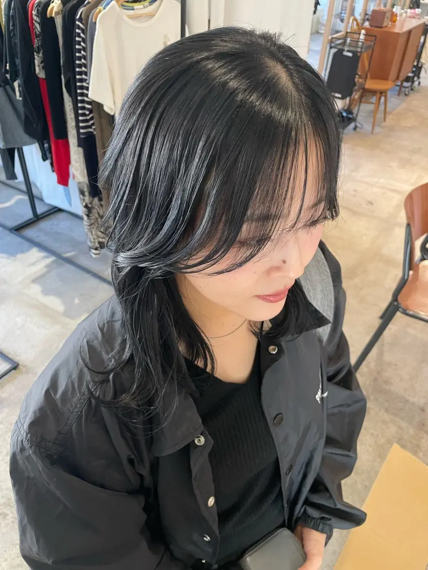 ミディアム カラー 黒髪 ブルーカラー ブルーブラック カット ヘアカラー トリートメント Takuma Suzuki中目黒のヘアスタイル