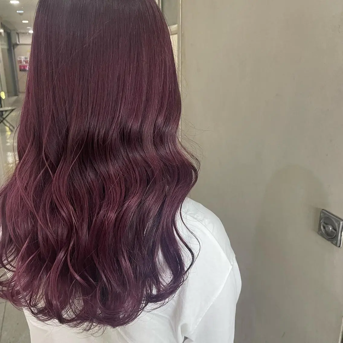 ミディアム カラー ブリーチ ダブルカラー イヤリングカラー トリートメント 吉村 夏椰のヘアスタイル
