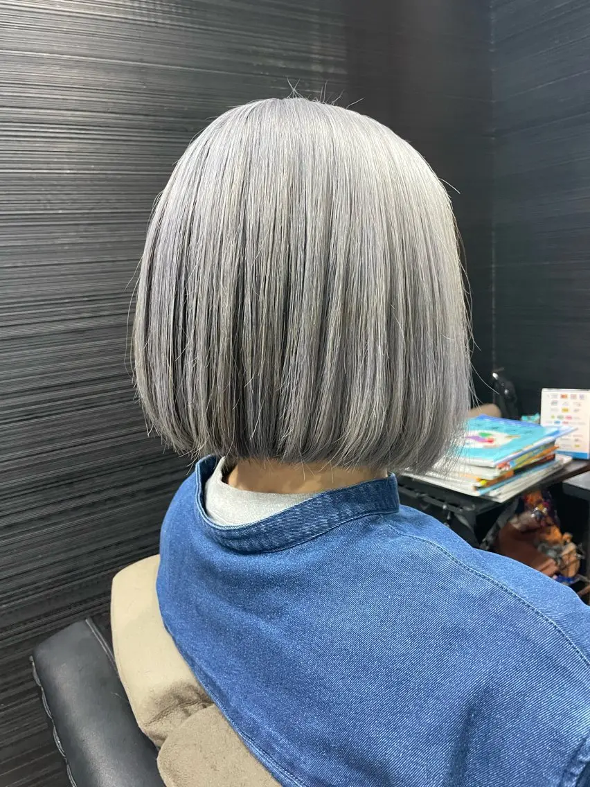 ショート カラー ワンレンボブ ブリーチ シルバー ボブ カット ヘアカラー トリートメント 山本 雅由のヘアスタイル
