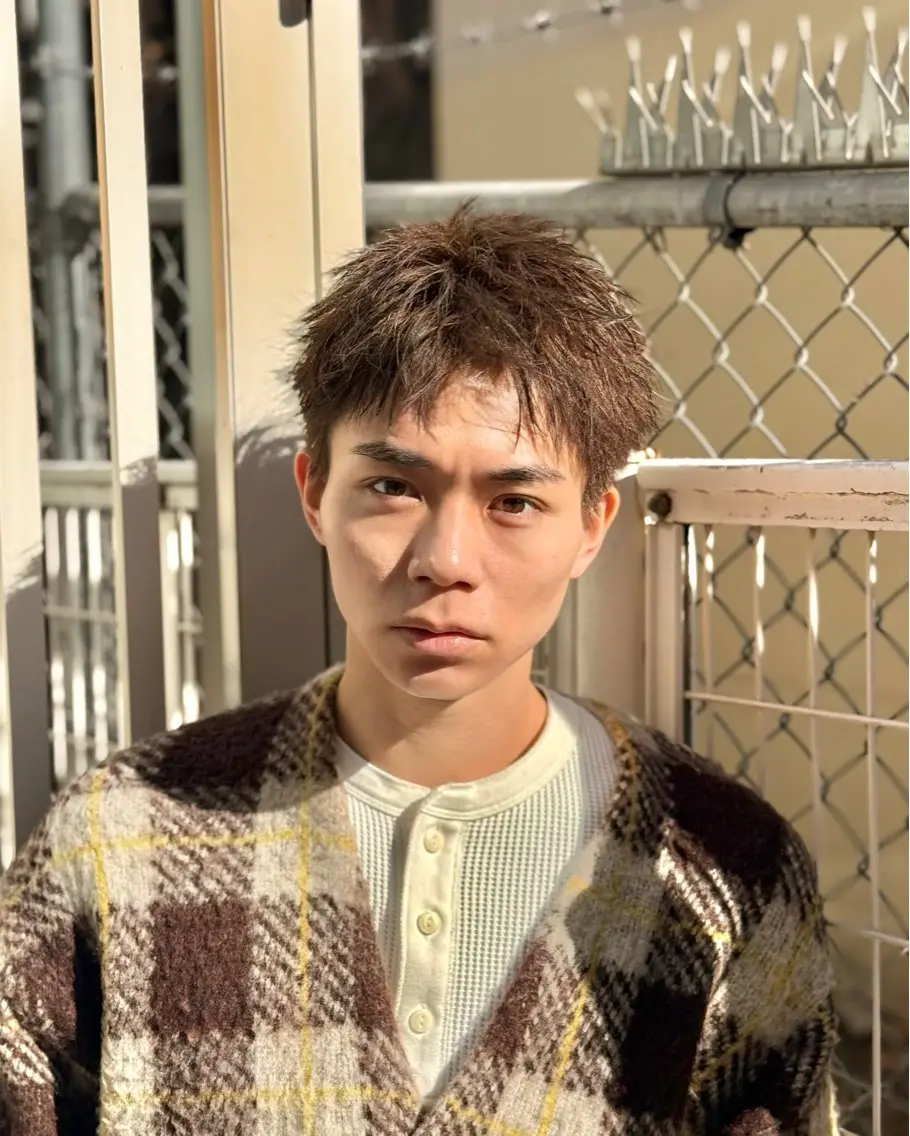 カラー メンズ メンズブリーチ センターパート フェザーパーマ カルマパーマ メンズパーマ HIKARI メンズ満足度No.1のヘアスタイル