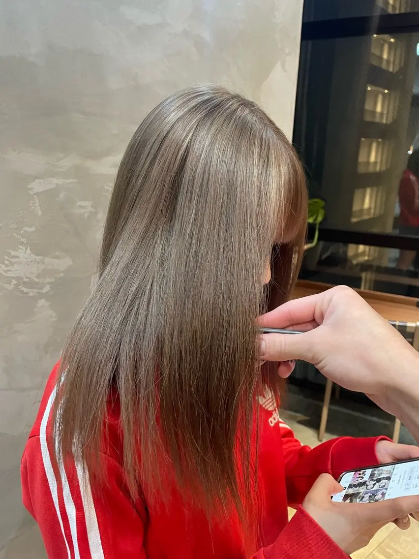 ミディアム カラー ベージュカラー ブリーチ ミルクティーベージュ 新宿/レイヤー/ 透明感カラーしょうごのヘアスタイル