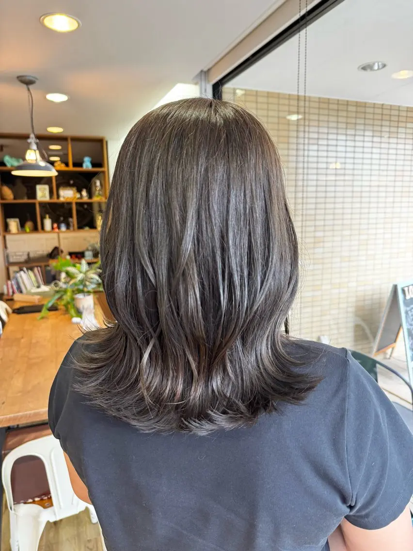 セミロング カラー オリーブカラー ヘアカラー トリートメント ツキダテ ユイのヘアスタイル