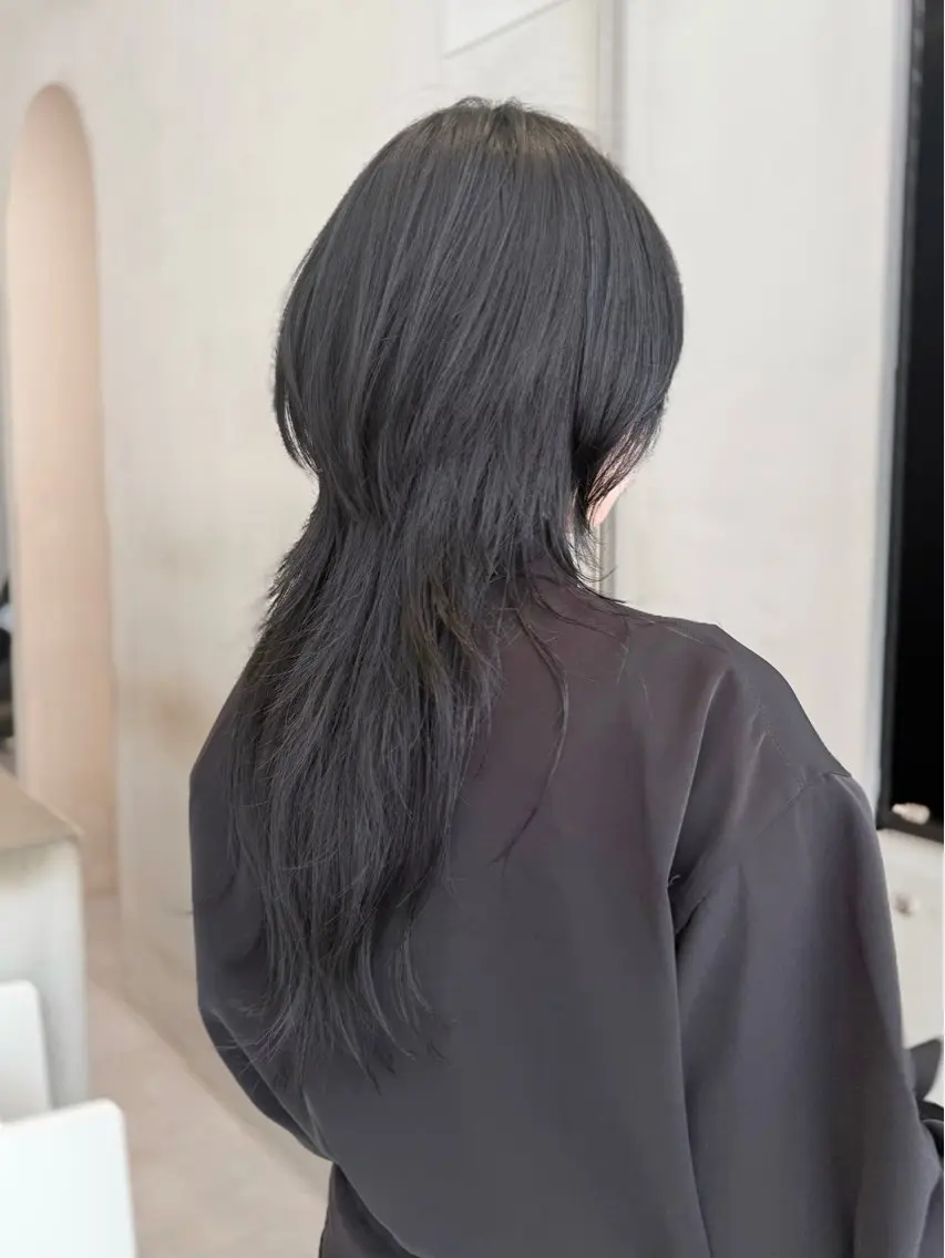 ロング カラー ダークグレー ダークグレージュ グレージュ ロング ウルフカット ミオ💎ショート 透ける暗髪のヘアスタイル