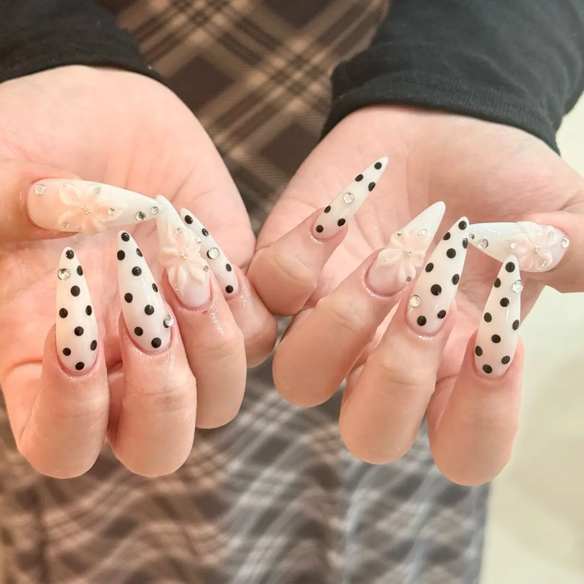 ネイル チークネイル ドット フットネイル フレンチネイル グラデーション ハンドネイル ハンドケア Nihonthy Nail 新宿のネイルデザイン