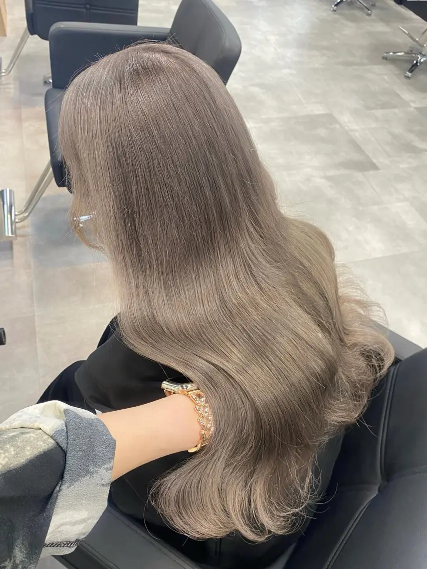 ロング カラー ブリーチ グレージュ ミルクティーグレージュ ヘアカラー トリートメント ヘッドスパ ヘアセット 淡色/ワンホンヘア 🤍MINORIのヘアスタイル