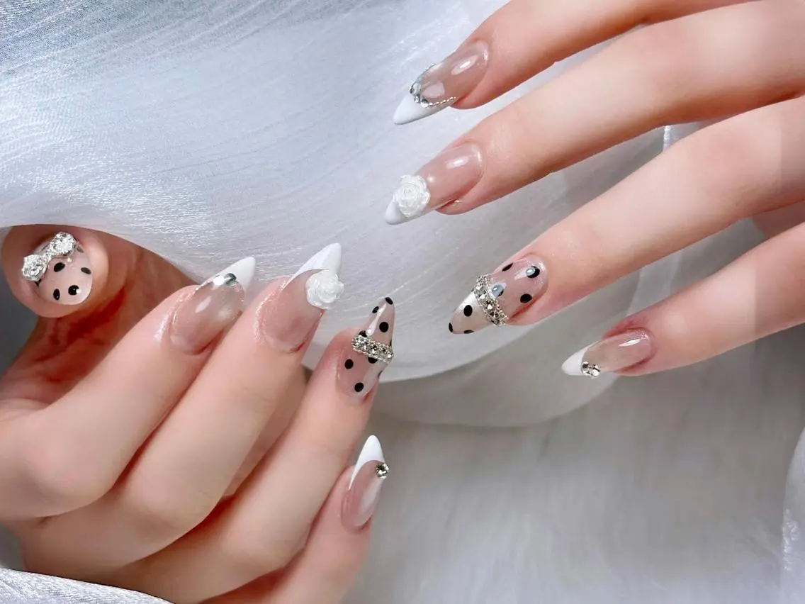ネイル アニマル柄 フラワーネイル フレンチネイル 韓国ネイル ロングネイル Melia Nail Nambaのネイルデザイン