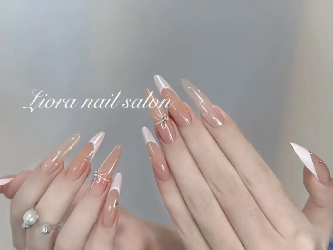 ネイル フレンチネイル ジェルネイル ガーリー グラデーション キラキラネイル ハンドネイル Liora nailのネイルデザイン
