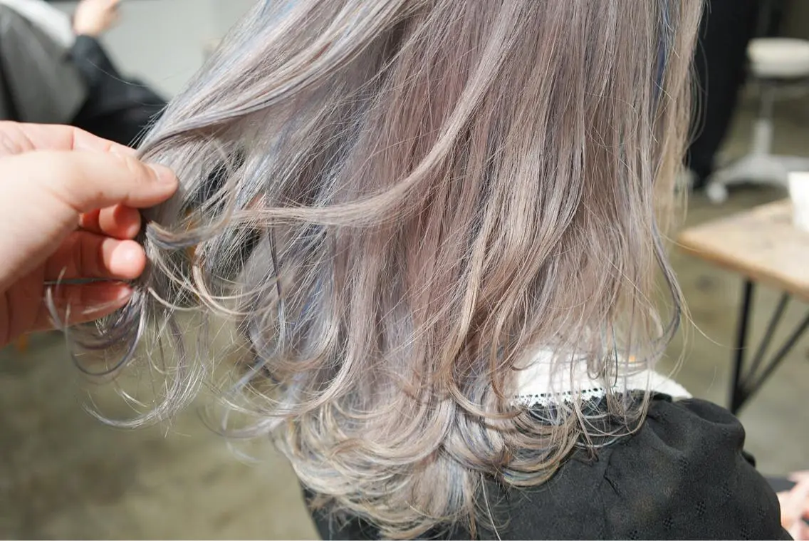 ミディアム カラー ブルーカラー デザインカラー ハイトーンカラー ヘアカラー トリートメント ハイトーン/レイヤー /ケアブリーチ石川治のヘアスタイル