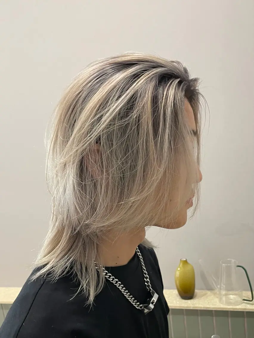 ミディアム カラー メンズ メンズハイトーン グレージュ ハイトーンカラー シルバー シルバーグレージュ カット ヘアカラー 中川 稜のヘアスタイル