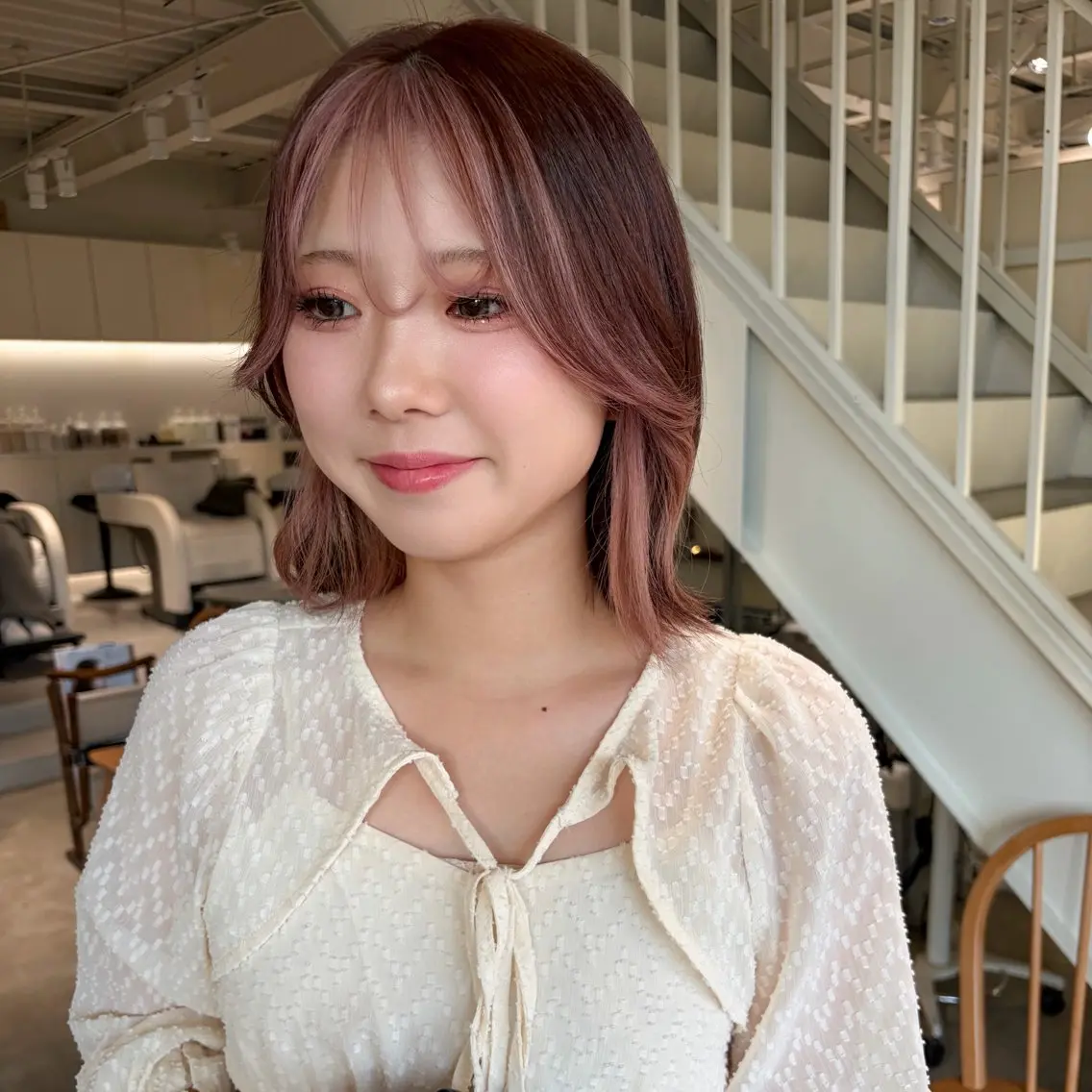 ミディアム カラー イヤリングカラー ピンクカラー ヘアカラー 周東 芽依のヘアスタイル