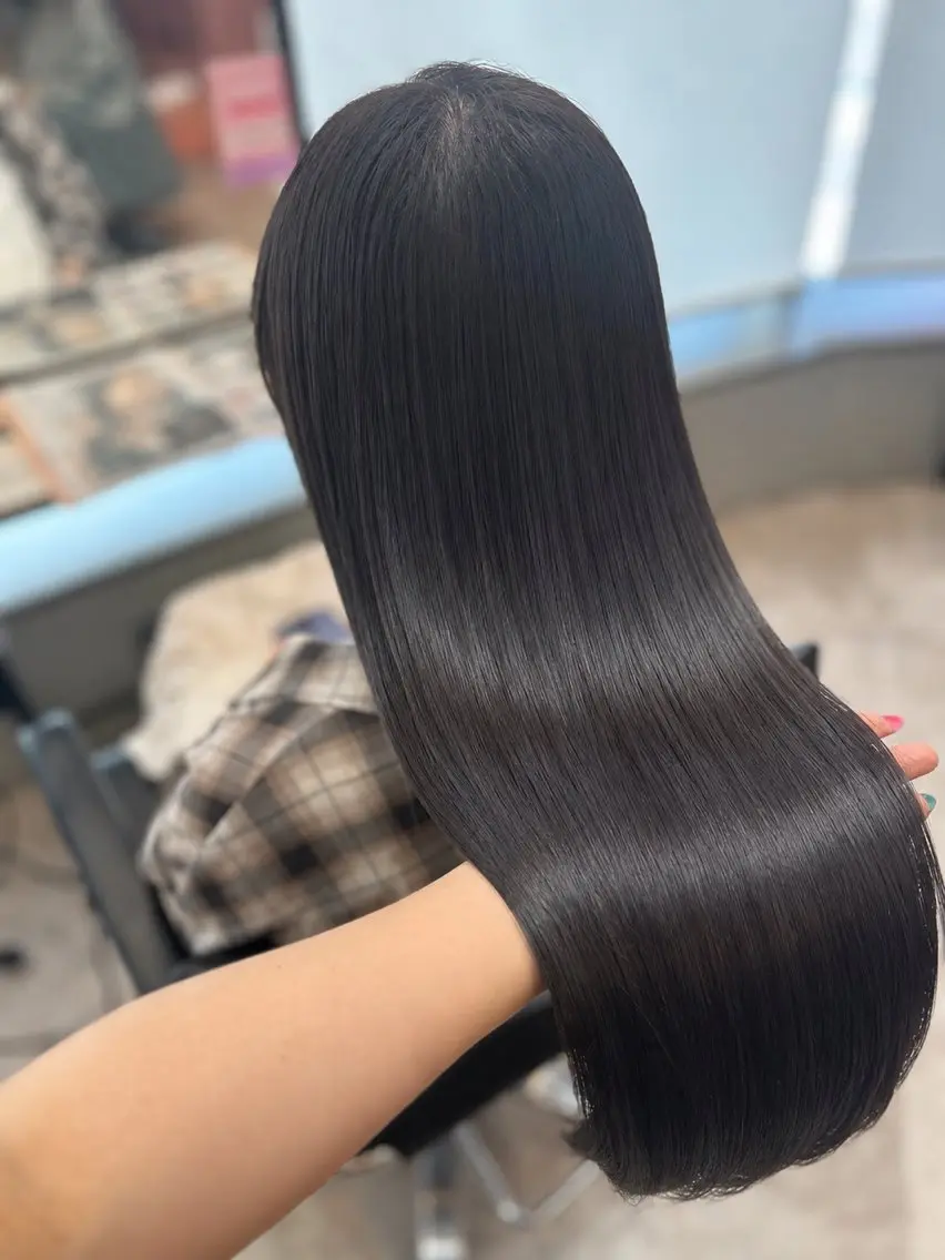 ロング 艶髪特化矯正カット ✨️MOMOEのヘアスタイル
