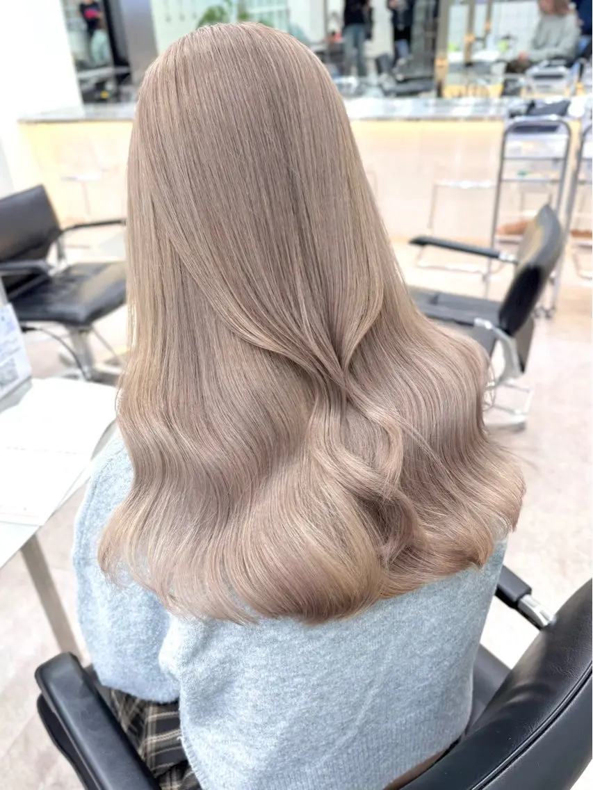 ミディアム ヘアカラー ハイトーン💎 ホワイトベージュ坪谷のヘアスタイル