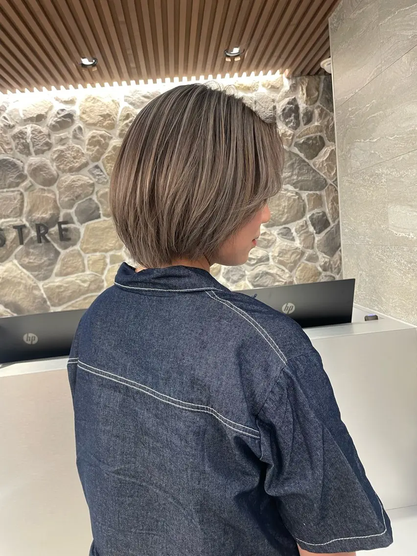 ショート レイヤーカット ヘアカラー 🦋MAHO🦋 デザインカラーのヘアスタイル