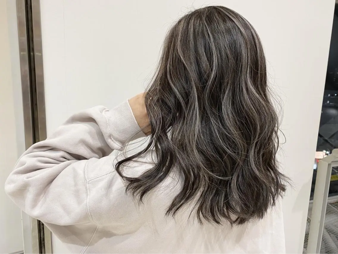 セミロング カラー ブリーチ ハイライトカラー ハイライト カット ヘアカラー ブリーチカラーレイヤ ーカット🦋annaのヘアスタイル