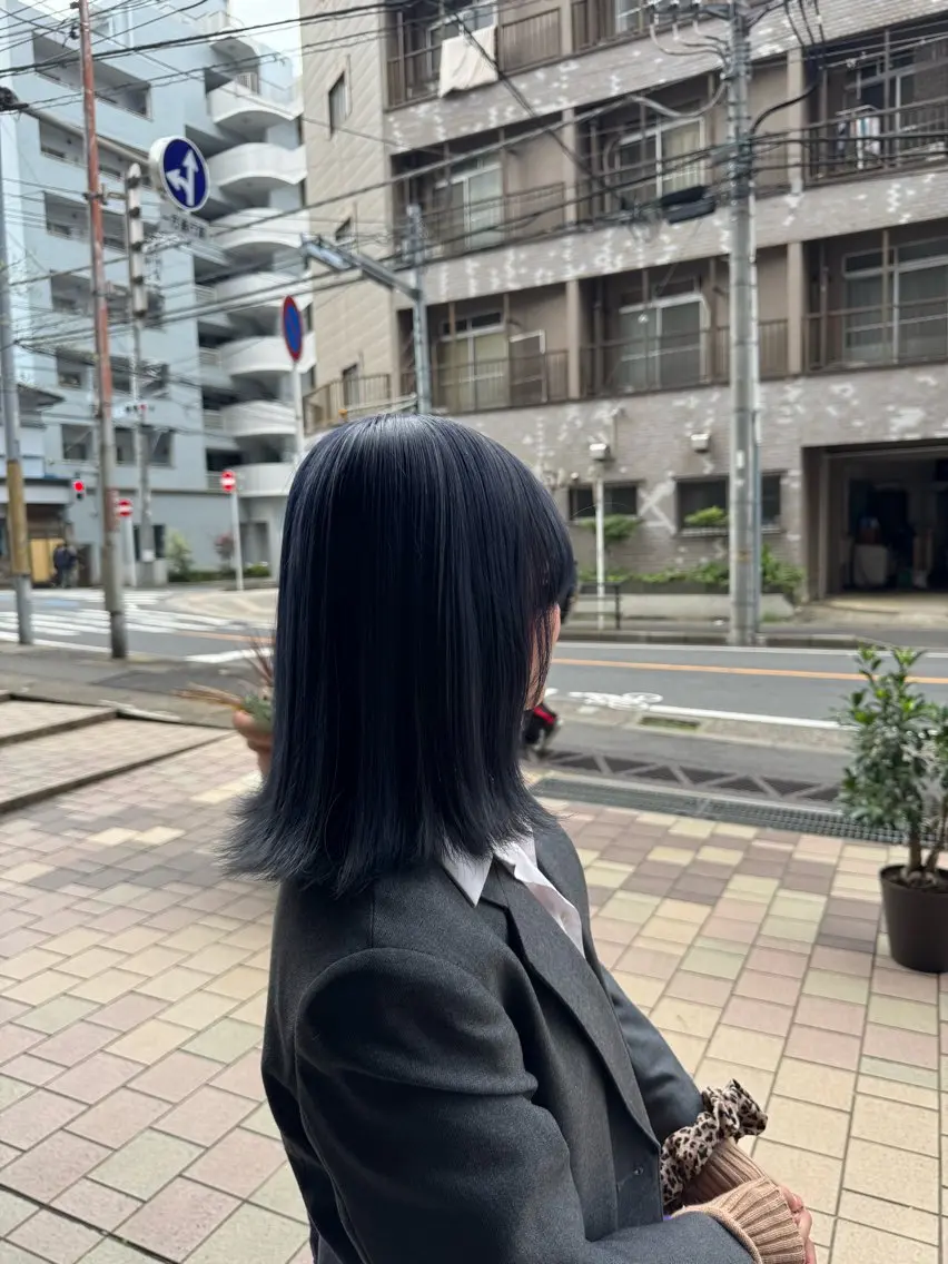 ミディアム カラー ブリーチ ブルーカラー シルバー 髪質改善カラー透明感 ダブルカラー幕田のヘアスタイル