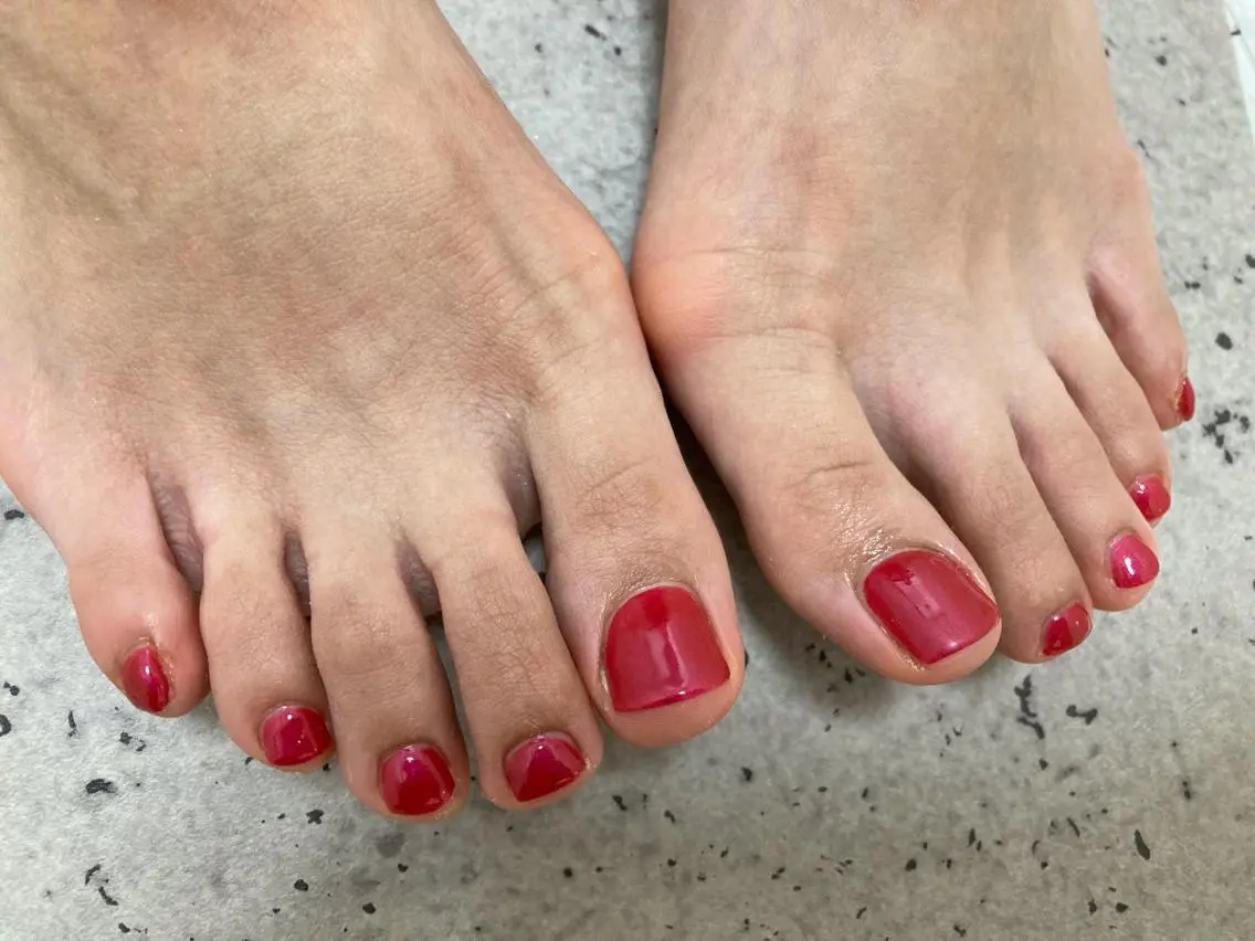 ネイル フットネイル 赤色 mogunail &blowのネイルデザイン