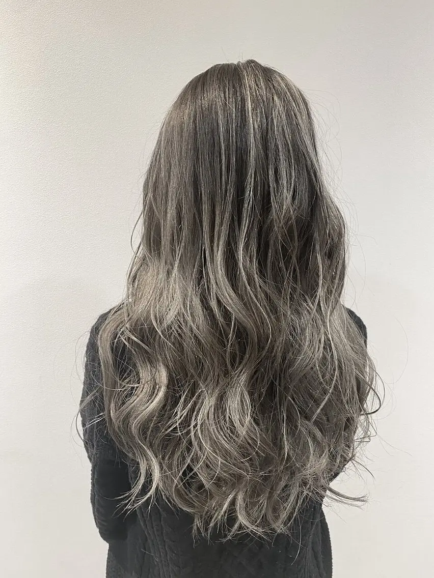 ロング カラー 山下 仁愛のヘアスタイル