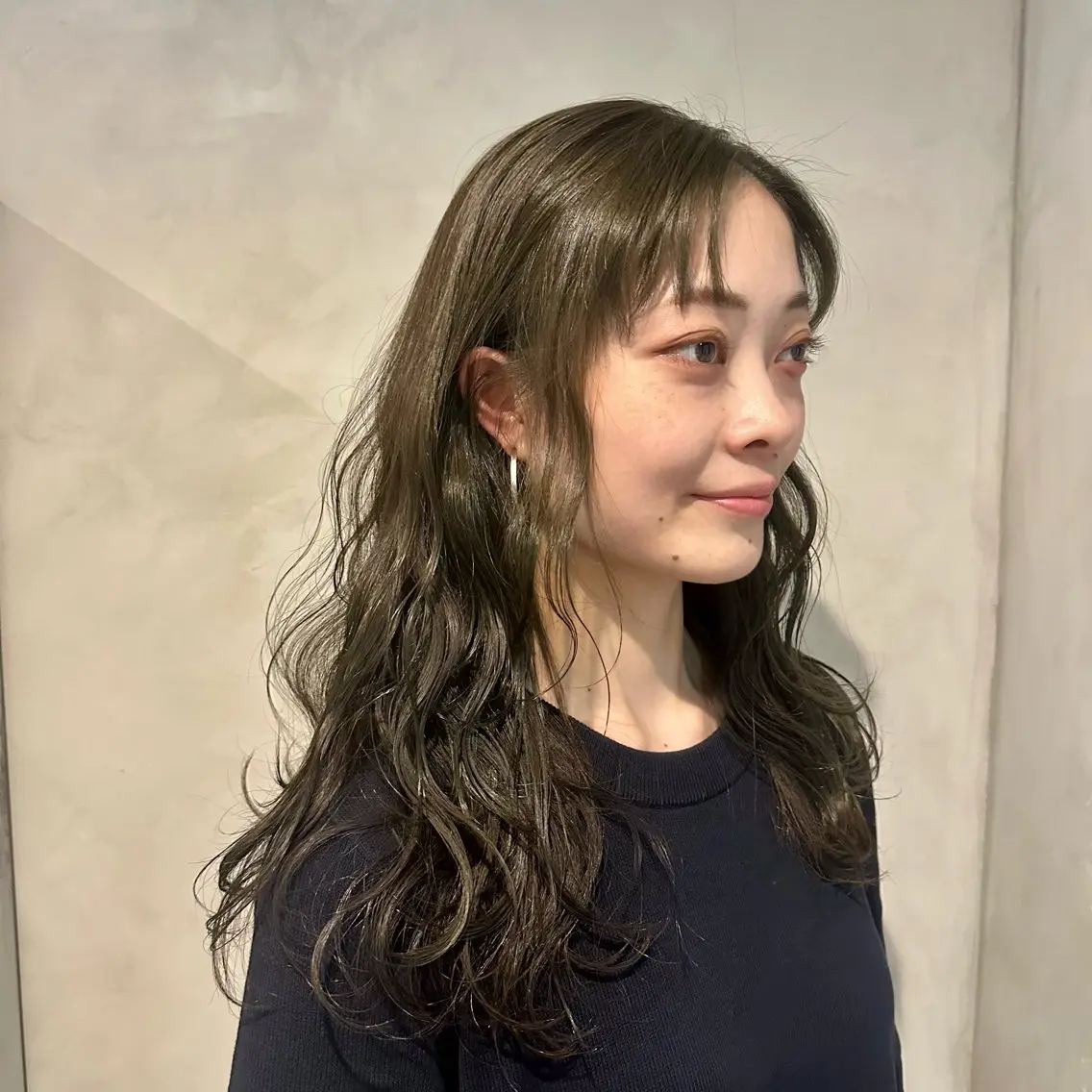 ロング カラー ベージュカラー オリーブベージュ オリーブカラー Yuki☺︎パーマ レイヤーカットのヘアスタイル