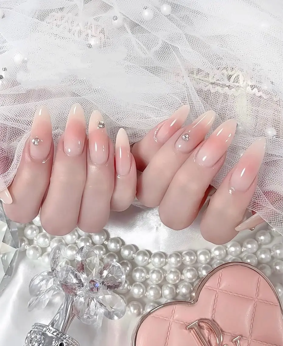 ロング 外国人風カラー 韓国風ヘア ハンドネイル E🌷nail 長さだし専門店のネイルデザイン