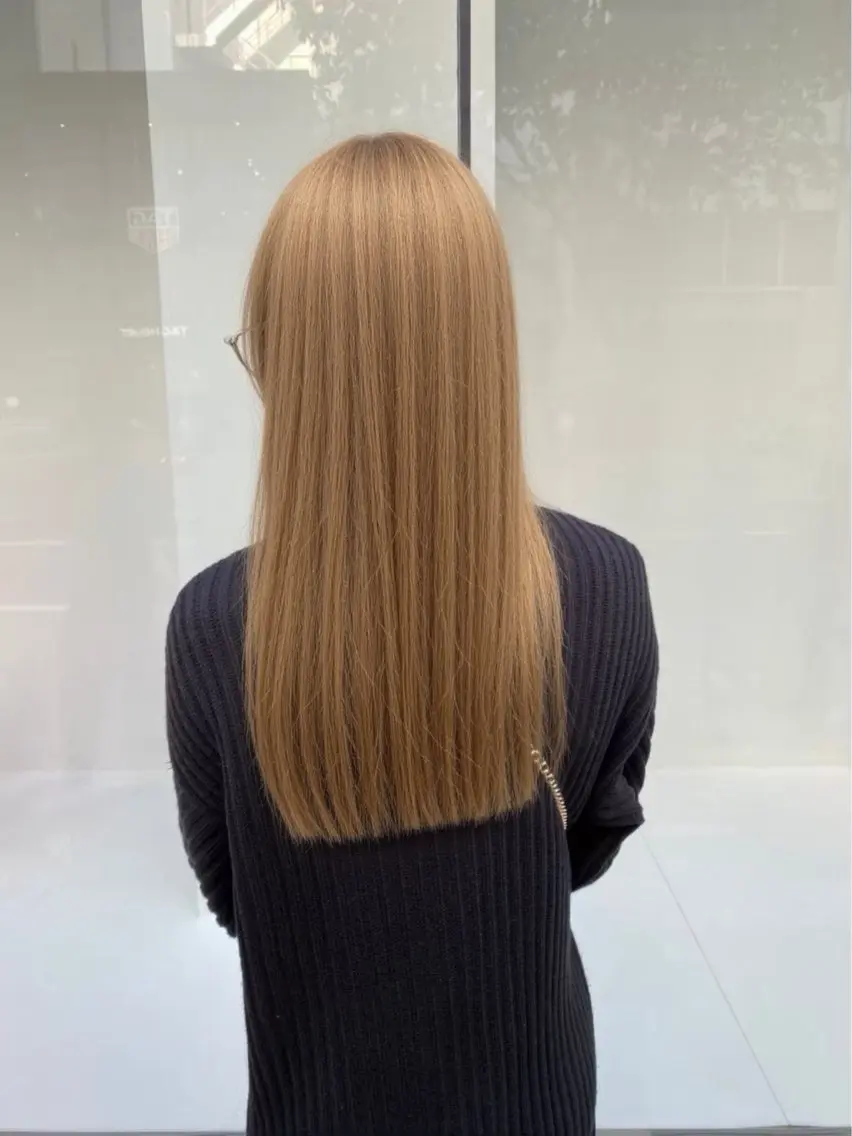 ロング カラー ヘアカラー トリートメント tomoya 透明感のグレージュのヘアスタイル