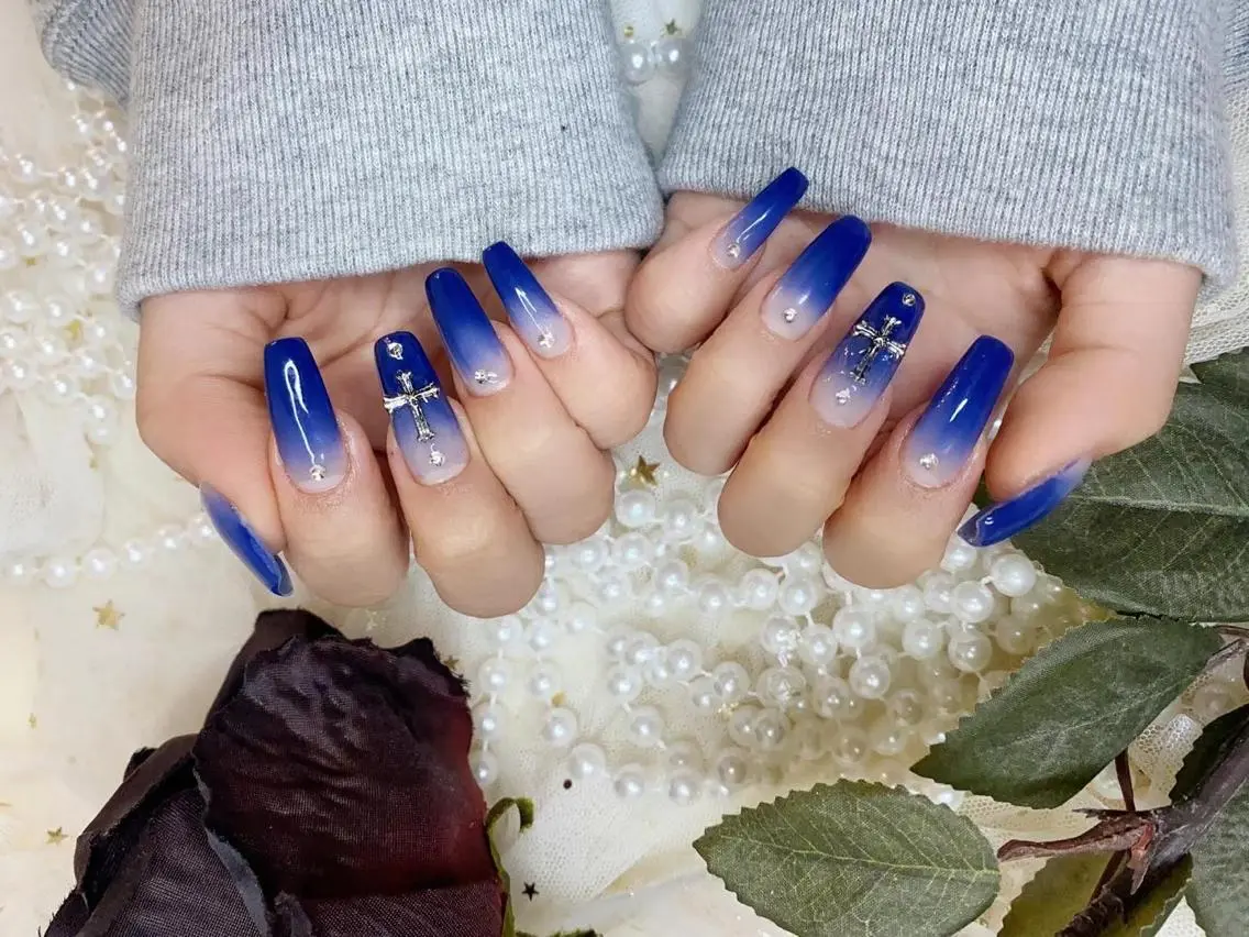 ネイル ブルー グラデーション シルバー Babarla Nailのネイルデザイン
