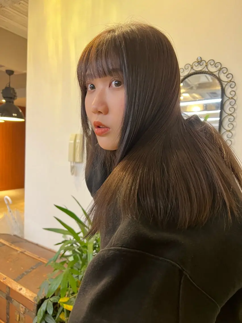 ロング カット ヘアカラー ミルクティーベージュ outaのヘアスタイル