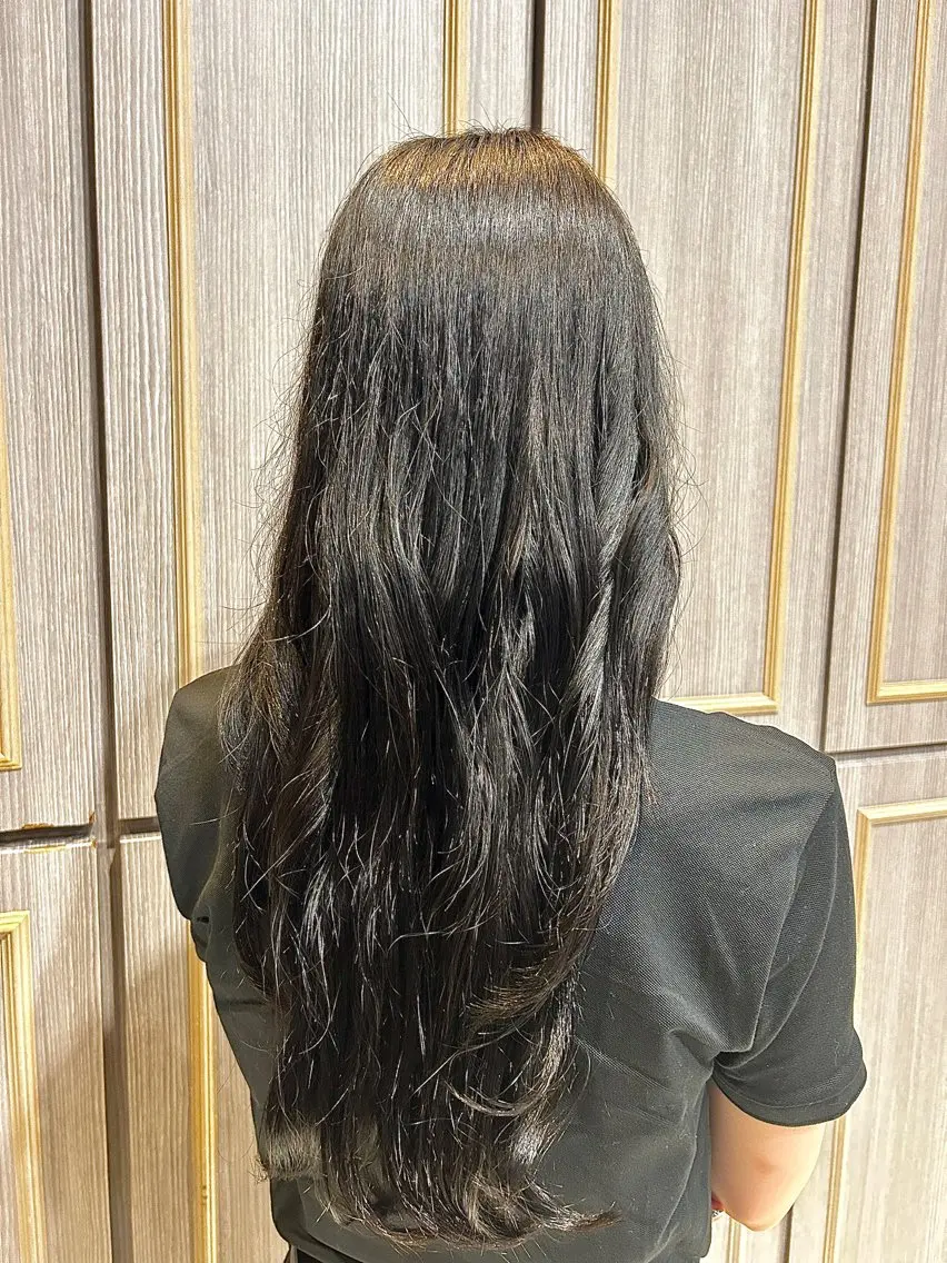 ロング カラー 黒髪 ブルーカラー ブルーブラック 岡田 佳苗のヘアスタイル