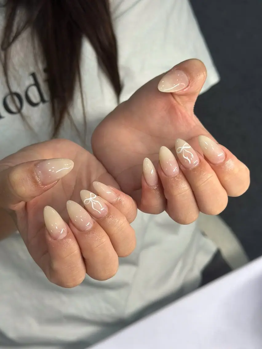 モデル限定価格|自爪・ワンカラー+パーツ2個(オフ別料金1000円〜)の写真