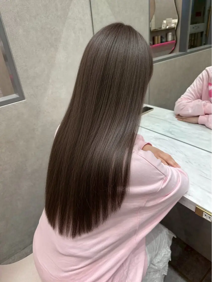 ロング カラー ヘアカラー トリートメント tomoya 透明感のグレージュのヘアスタイル