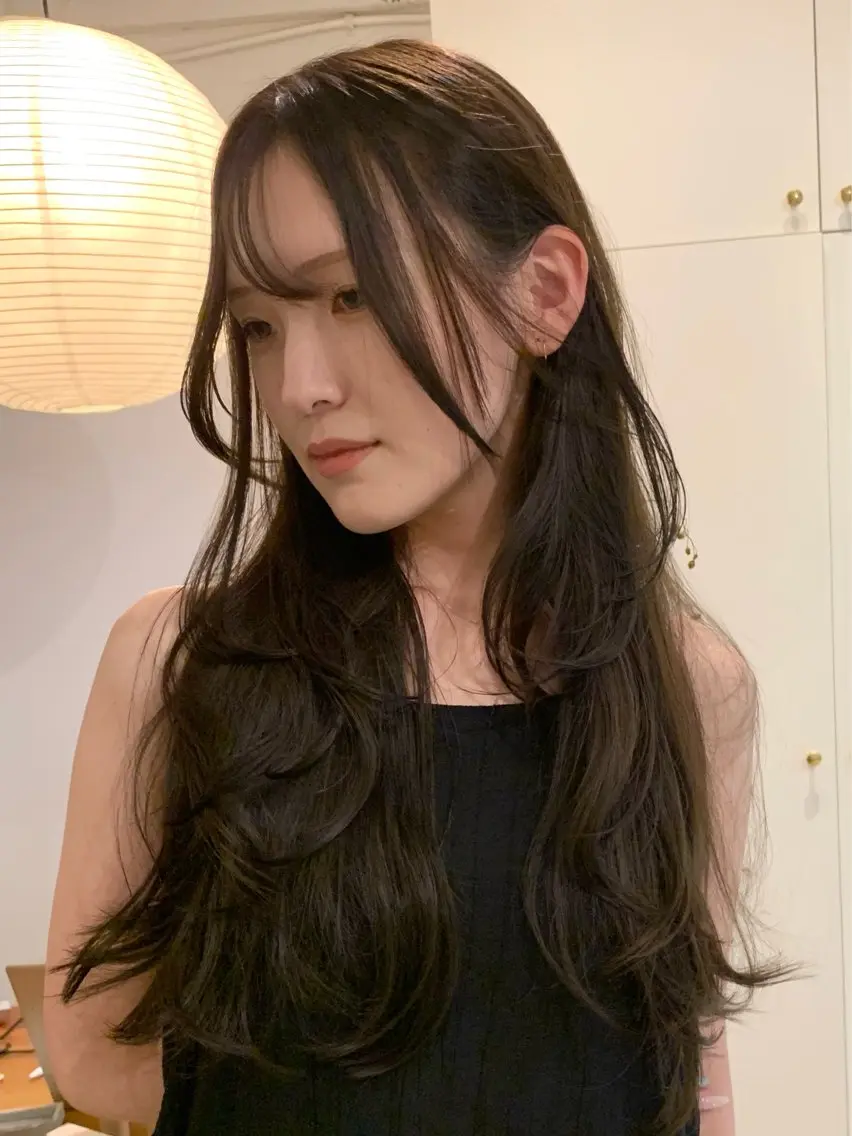 ロング カラー ベージュカラー オリーブベージュ レイヤーカット カット ヘアカラー トリートメント 落合希 Olivebeigeのヘアスタイル