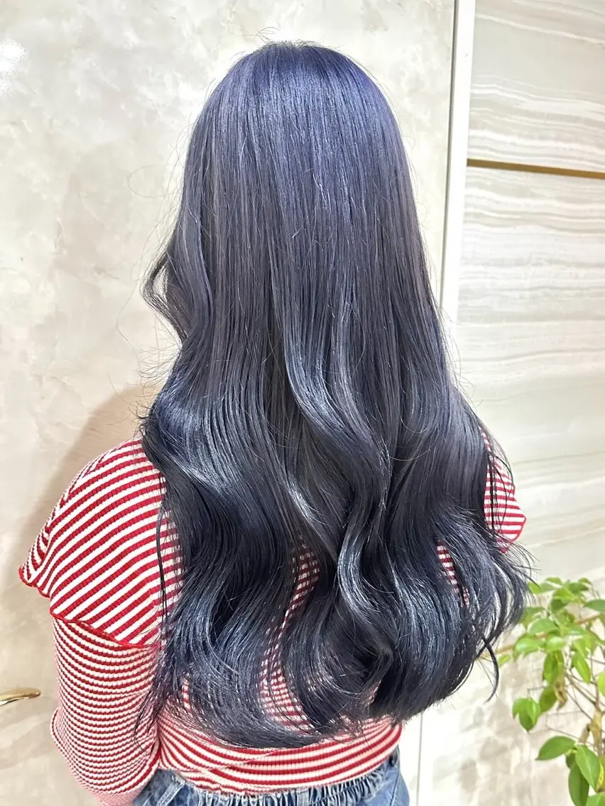 ロング カラー ブリーチ ブルーカラー ブルーラベンダー ケアブリーチ ハイトーンカラー 🐈‍⬛momo🐾 ダブルカラーのヘアスタイル