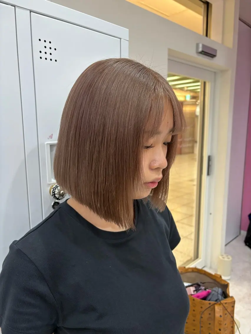 ミディアム カラー ベージュカラー ブリーチ ミルクティーベージュ Hirona 縮毛矯正/髪質改善のヘアスタイル