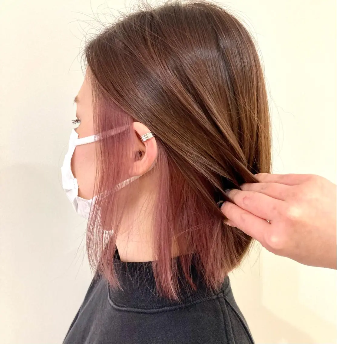 ミディアム カラー インナーカラー ピンクカラー 品田 真里のヘアスタイル
