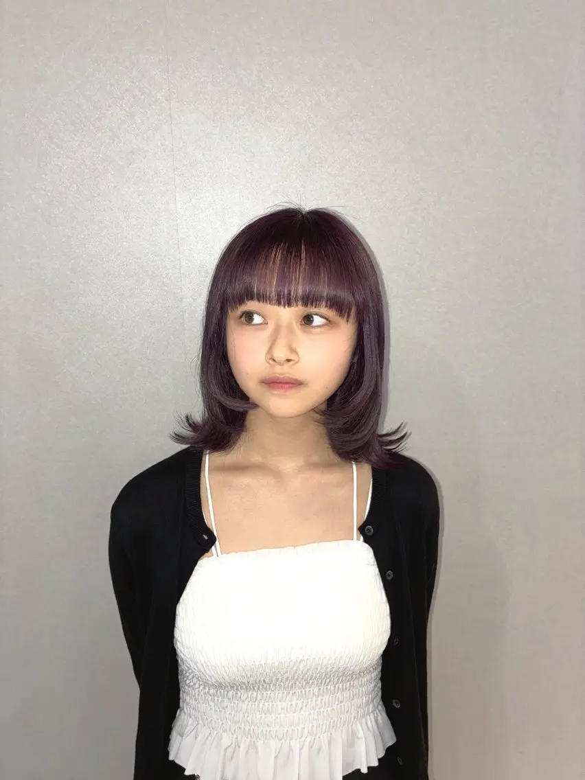 ミディアム カラー ブリーチ ブラウンカラー ラベンダーカラー ラベンダーブラウン レイヤーカット ハナダ メイのヘアスタイル