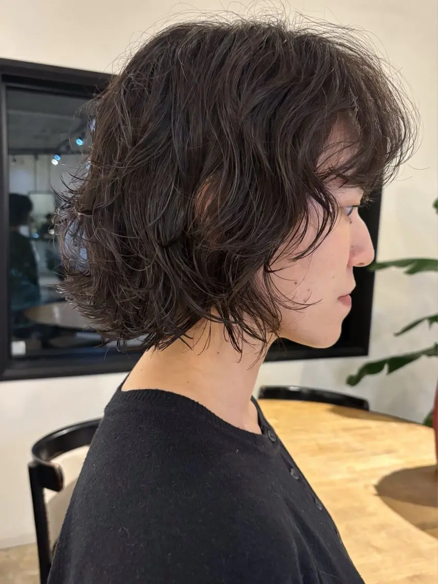 パーマ 万殿 芽以のヘアスタイル