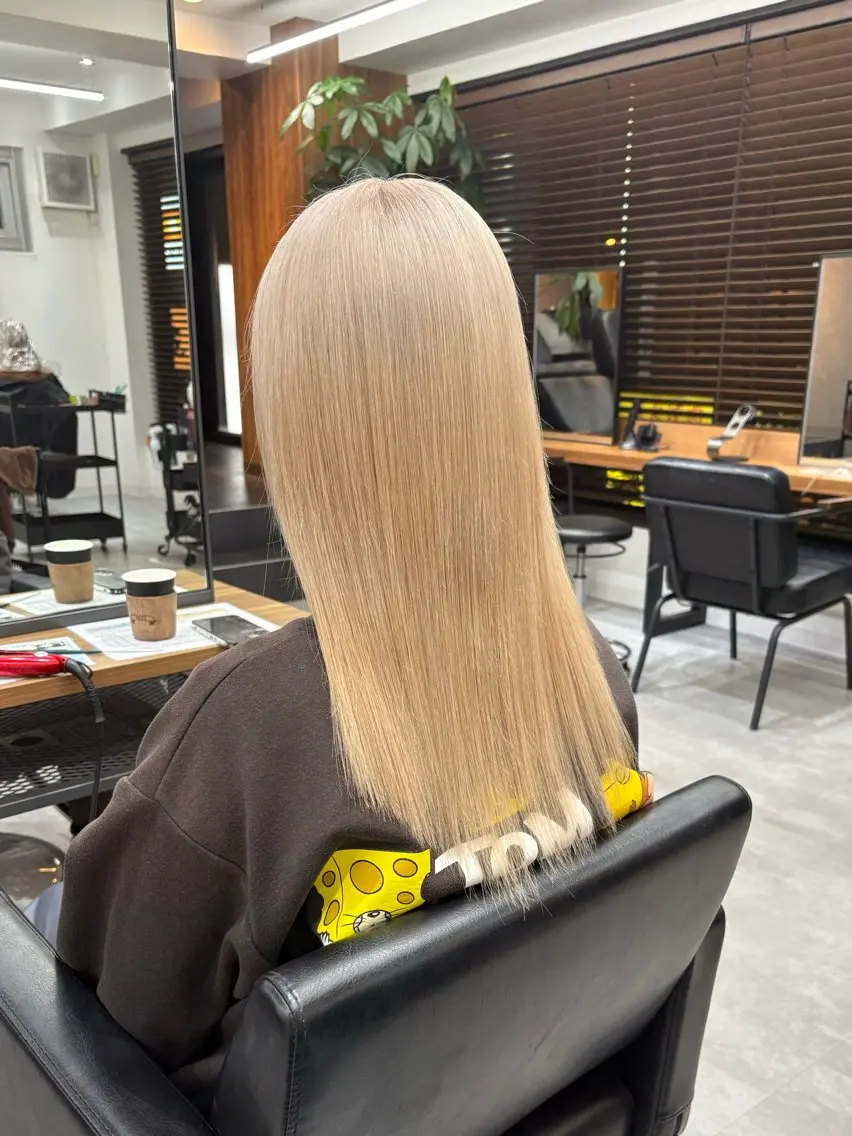 セミロング カラー ベージュカラー ブリーチ ミルクティーベージュ ヘアカラー トリートメント ENA💗NEXT /ハイトーンエクステのヘアスタイル