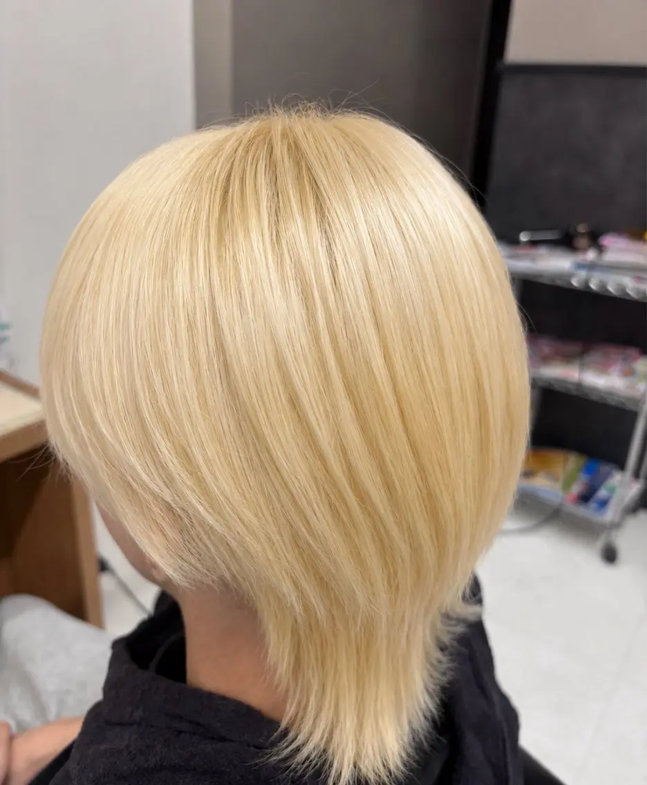 カラー メンズ 抜きっぱなしブロンド カット ヘアカラー 岡崎 春希のヘアスタイル