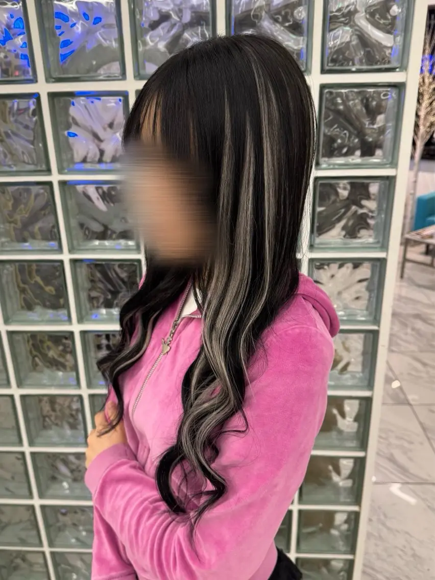 ロング カラー ブリーチ ヘアカラー エクステ Nene /Roverのヘアスタイル
