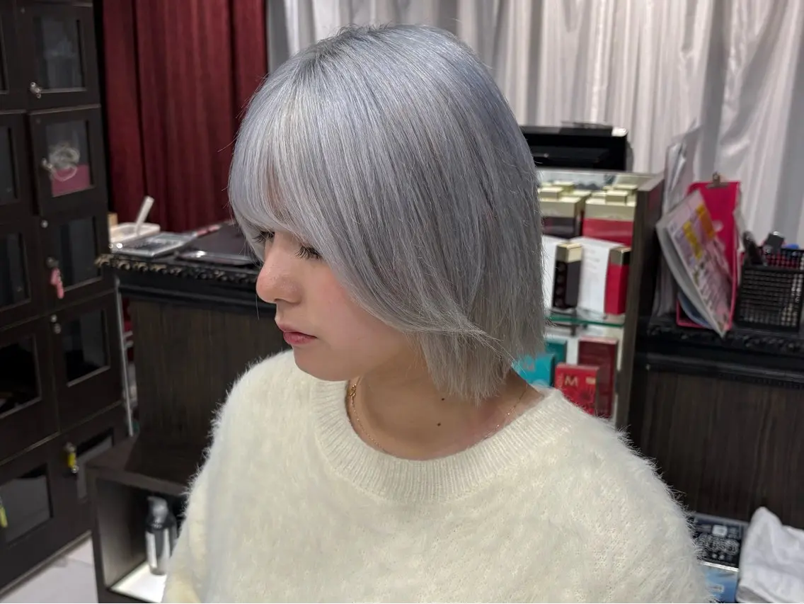 ショート カラー ボブレイヤー シルバー ボブ レイヤーカット ヘアカラー トリートメント グレージュ達人/赤み 消し/ブリーチ/岩崎のヘアスタイル