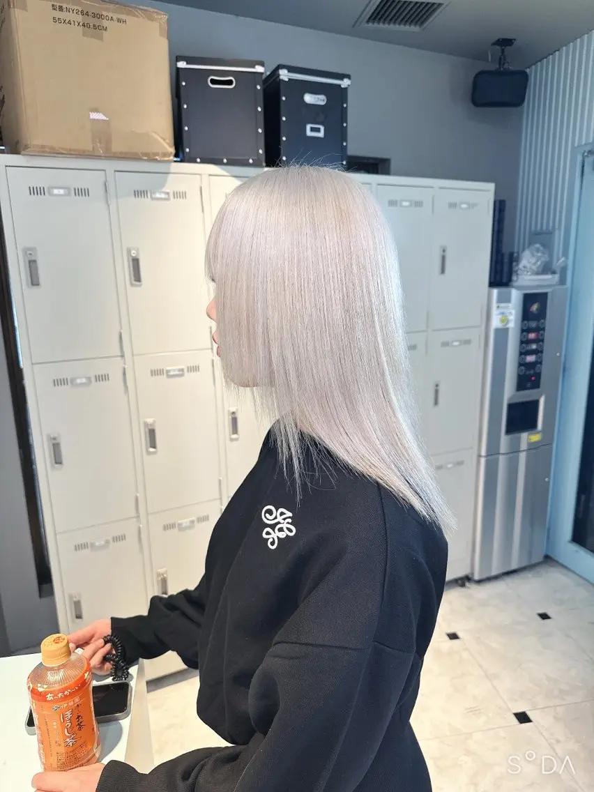 セミロング カラー 🪄池袋ハイトーン 🪄ブリーチカラーのヘアスタイル