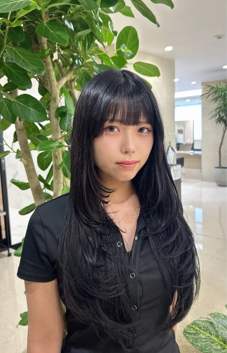 ロング カラー 黒髪 ブルーカラー ブルーブラック 透明感カラー レイヤーカット 山澄 南奈のヘアスタイル