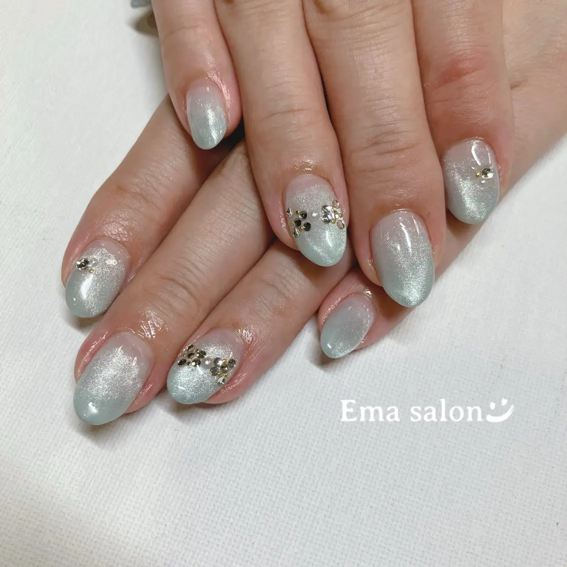 ネイル ブルー グラデーション キラキラネイル マグネットネイル リボン ハンドネイル Ema salon satomiのネイルデザイン