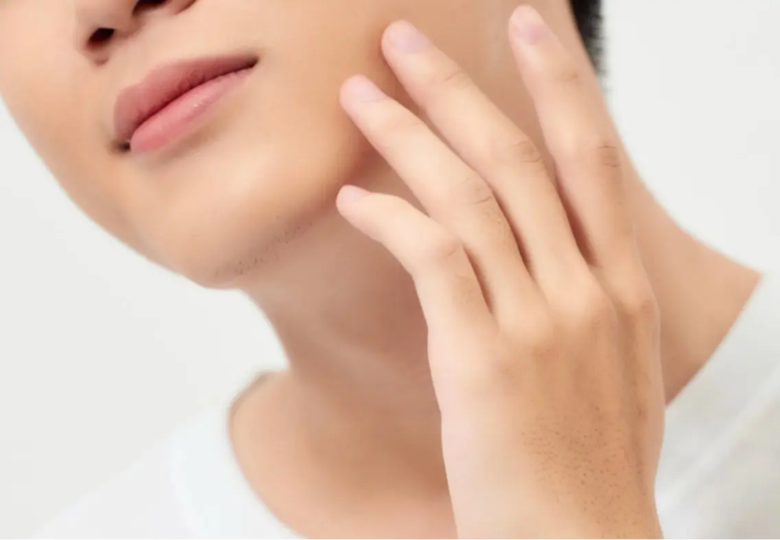 光脱毛【エチケット脱毛】 男女OK! 眉間、眉上、ひげ、口まわり、鼻毛、頬、首等の細かな所を最新のハイブリッド脱毛の写真