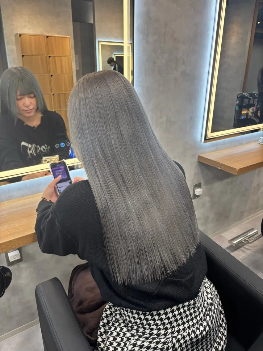 ロング カラー パーマ ヘアアレンジ ヘアカラー トリートメント ヘッドスパ ヘアセット 透明感ブリーチカラー 🌈TOMOHIROのヘアスタイル