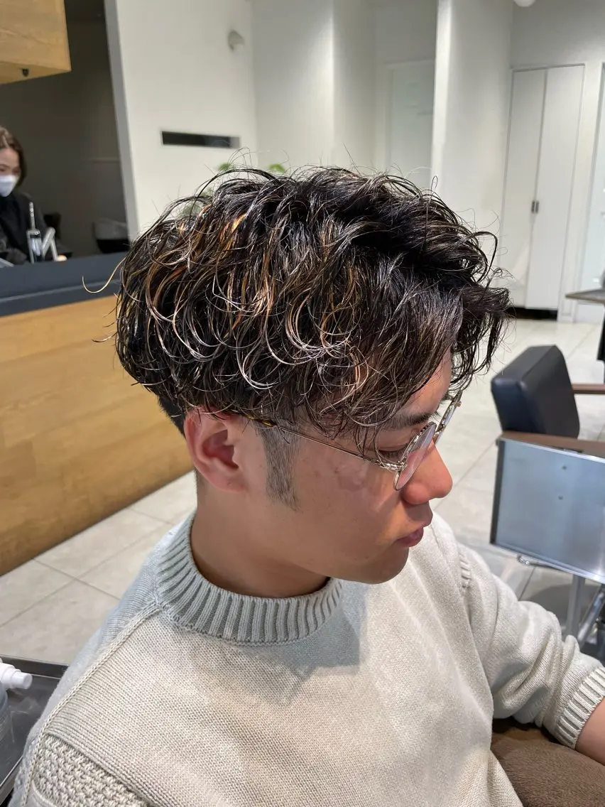ミディアム パーマ ミディアムパーマ ハイライト メンズ得意✂︎ 磯野歩夢のヘアスタイル
