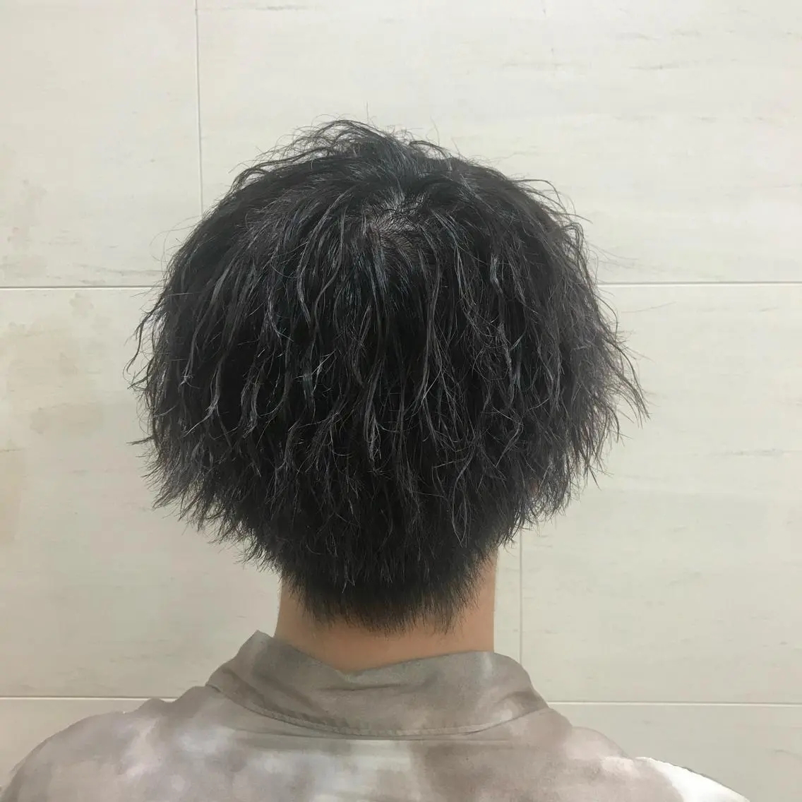 ショート カラー メンズ メンズハイトーン メンズメッシュ ハイトーンカラー メッシュ シルバー 茅ヶ崎パーマ特化/ スパイラル/ハルキのヘアスタイル