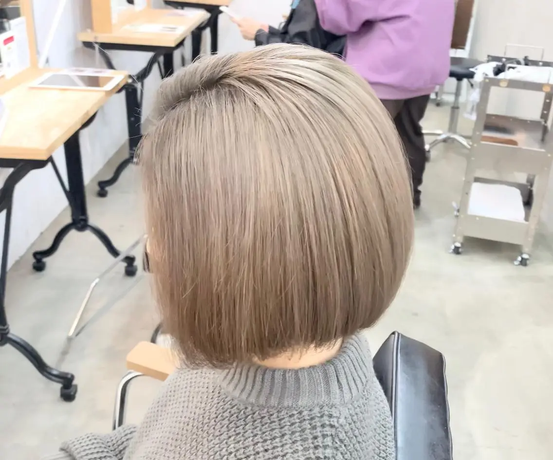 ショート カラー ヘアアレンジ ネイル マツエク・マツパ ベージュカラー ミルクティーベージュ ショートヘア ショートネイル カット ヘアカラー トリートメント ブリーチ特化 / share 元太のヘアスタイル
